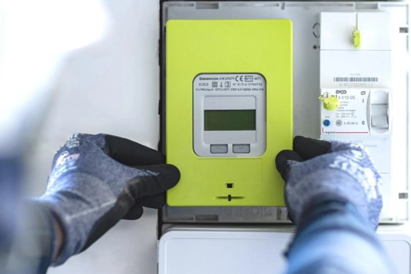 Technicien qui pose un compteur